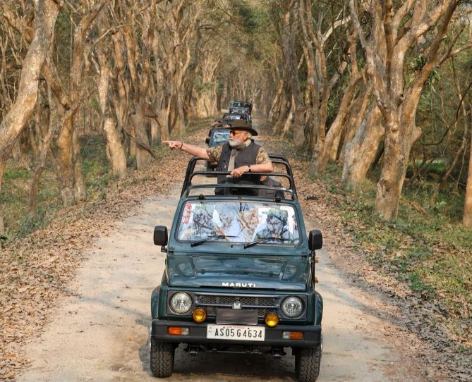 प्रधानमंत्री मोदी ने असम के काजीरंगा नेशनल पार्क में जंगल सफारी का लुत्‍फ उठाया
